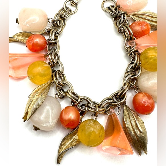 Vintage 1960s Chunky Lucite Bead and Gold Leaf Charm Bracelet - Picture 4 of 12